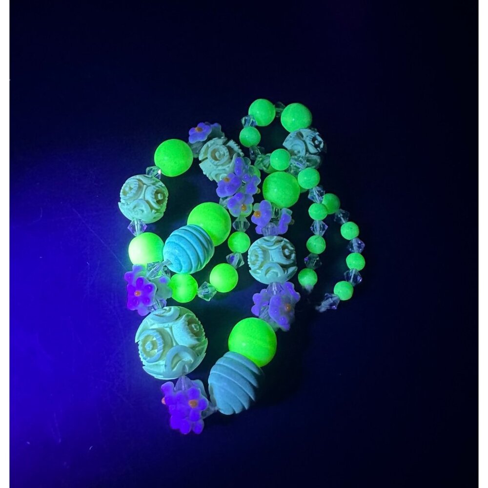 Vintage Beaded Necklace Carved Daisy Glowing Glass Flowers Retro Cream White